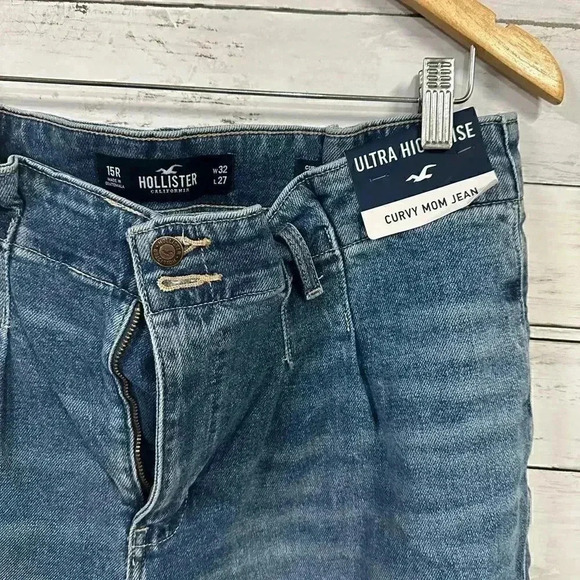 Hollister Curvy Ultra High-Rise Mom Jeans - Picture 3 of 5